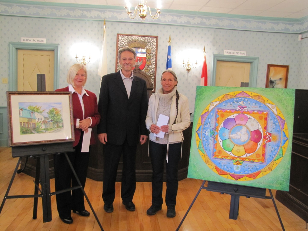 Le maire Lavoie en compagnie des deux artistes.