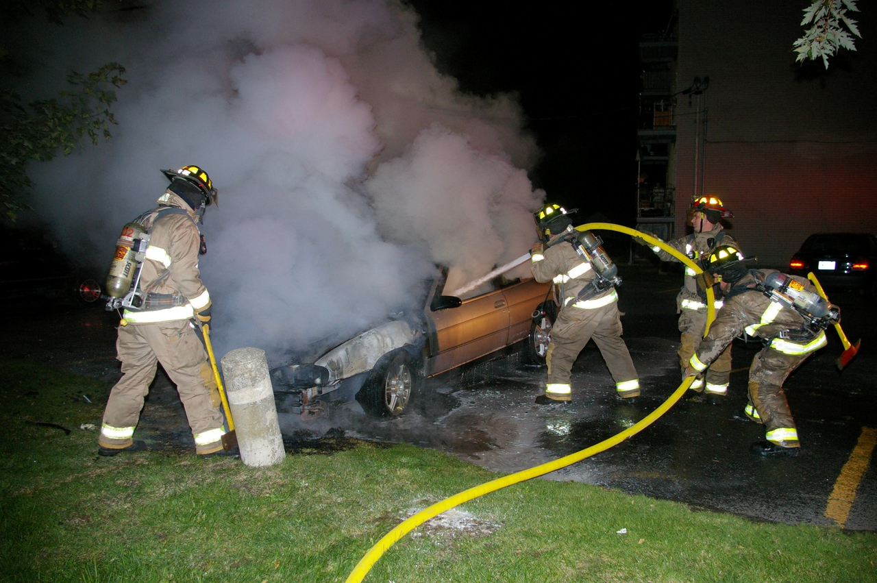 Véhicule en flammes à Chambly.