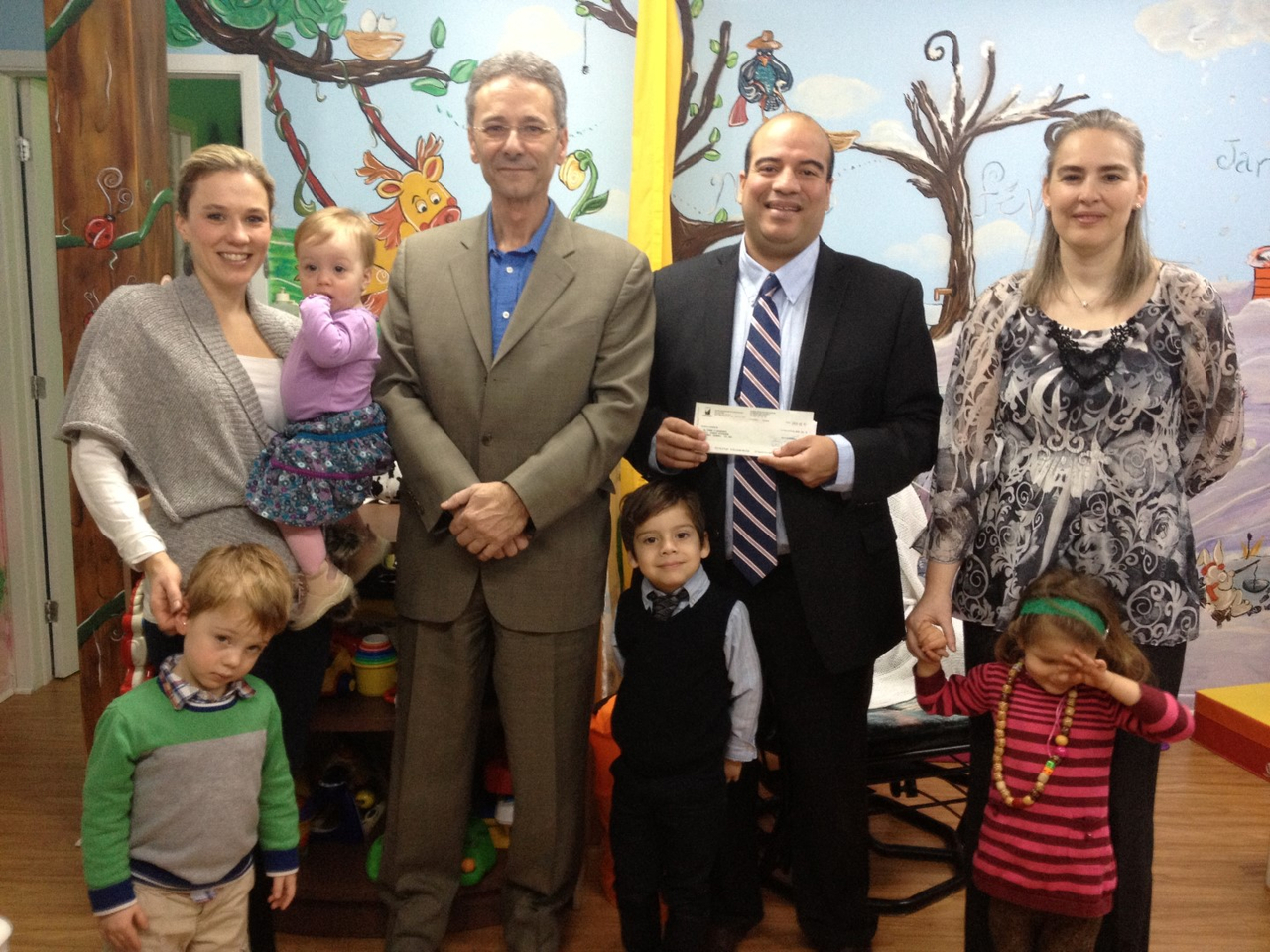 Le maire de Chambly, Denis Lavoie, en compagnie du Jean-Sébastien Leblanc, président du conseil d'administration de la Corne d'abondance, qui tient un chèque de 5 000&nbsp;$ de la municipalité.