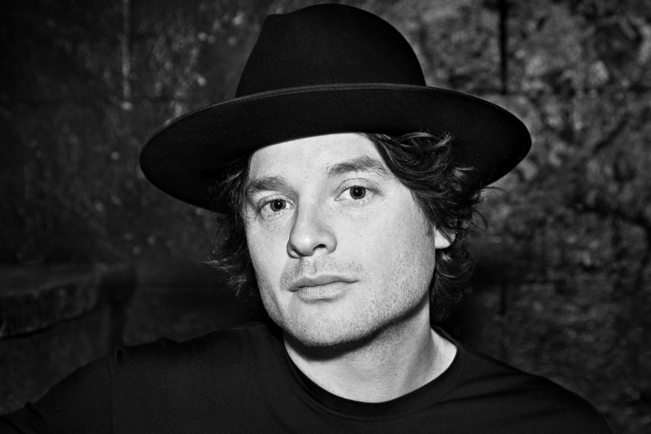 Yann Perreau sera à Chambly le 26 juin pour présenter À genoux dans le désir, un album entièrement composé à partir de poèmes de Claude Péloquin.