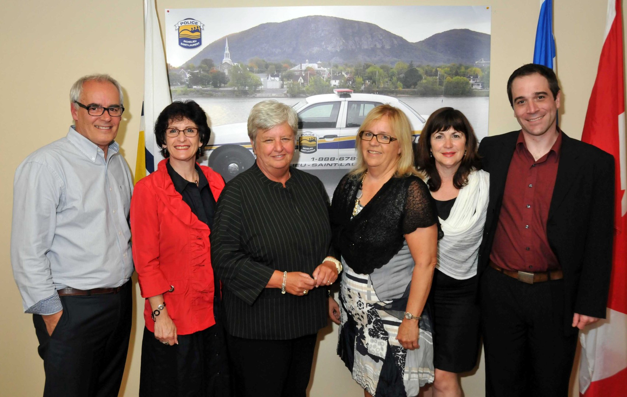 Suzanne Dansereau, présidente de la Régie, et Sylvie Thériault, présidente du syndicat, entourées du secrétaire-trésorier Robert Cyr, de la mairesse de Beloeil et vice-présidente de la Régie Diane Lavoie, de la conseillère en ressources humaines Marie-France Leclaire et du vice-président du syndicat Philippe Chouinard.