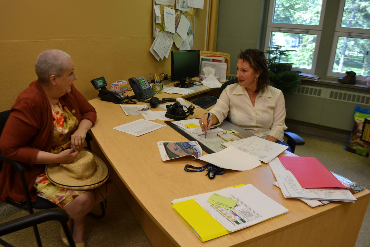 La députée d'Iberville Marie Bouillé s'est entretenue avec Sylvie Pigeon, directrice de l'école Crevier, à Marieville.