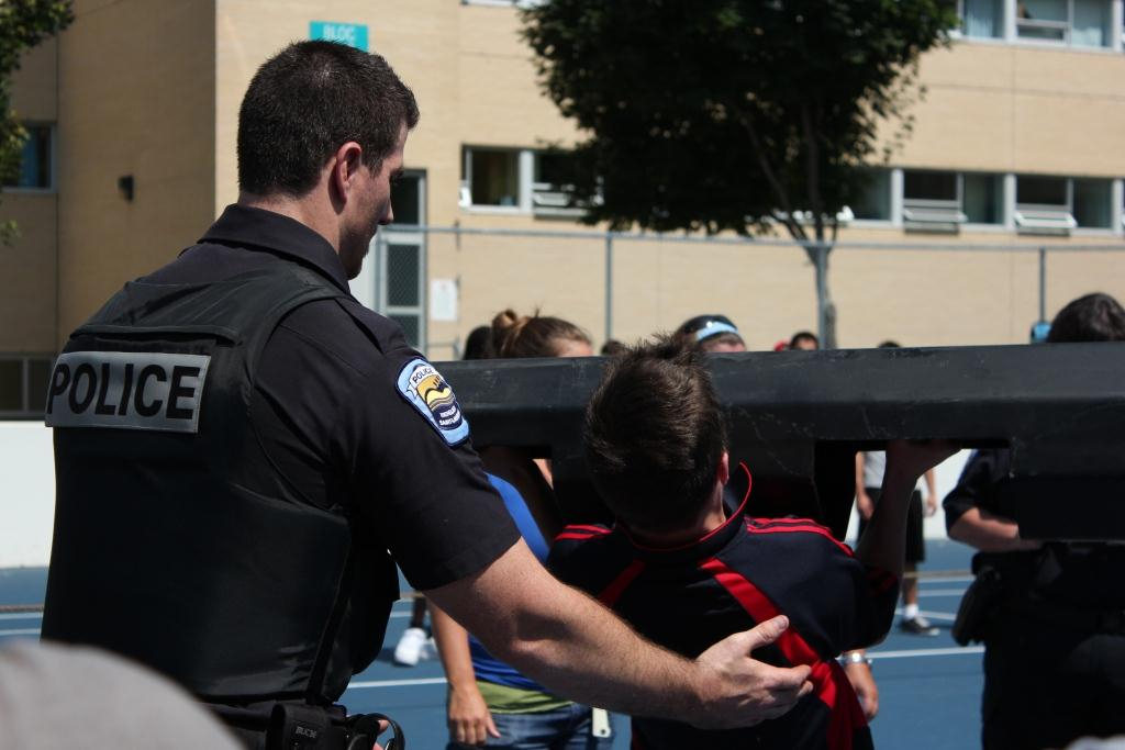 Toute la journée, des agents de la Régie intermunicipale de police Richelieu-Saint-Laurent ont participé aux épreuves de force, donnant des conseils aux jeunes du Campus de Chambly.