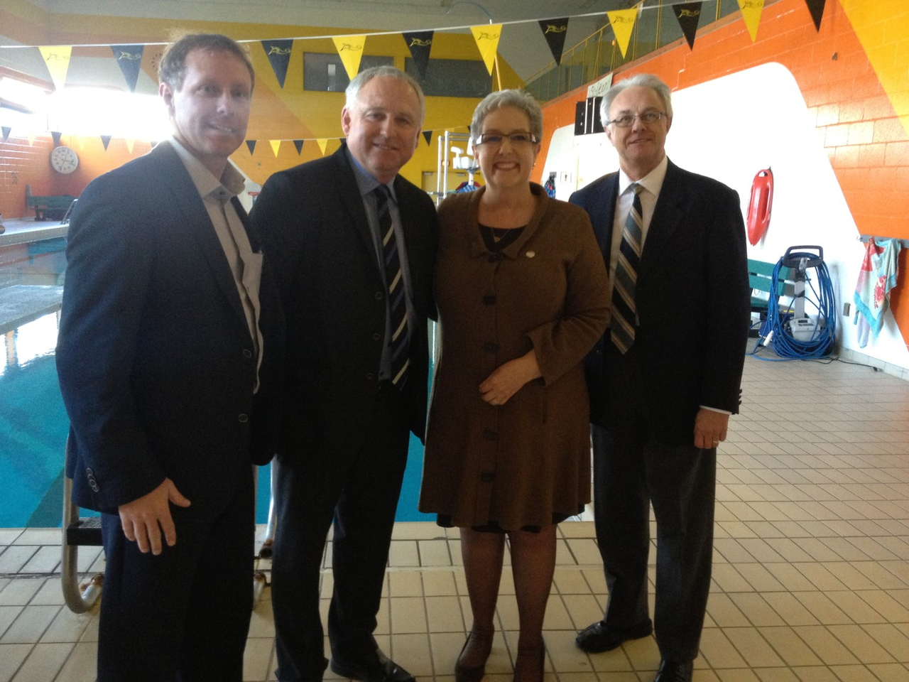 Guy Patenaude, directeur des Loisirs, Guy Benjamin, maire de Saint-Césaire, Marie Bouillé, députée d'Iberville, et Bertrand Déry, directeur général de la municipalité.