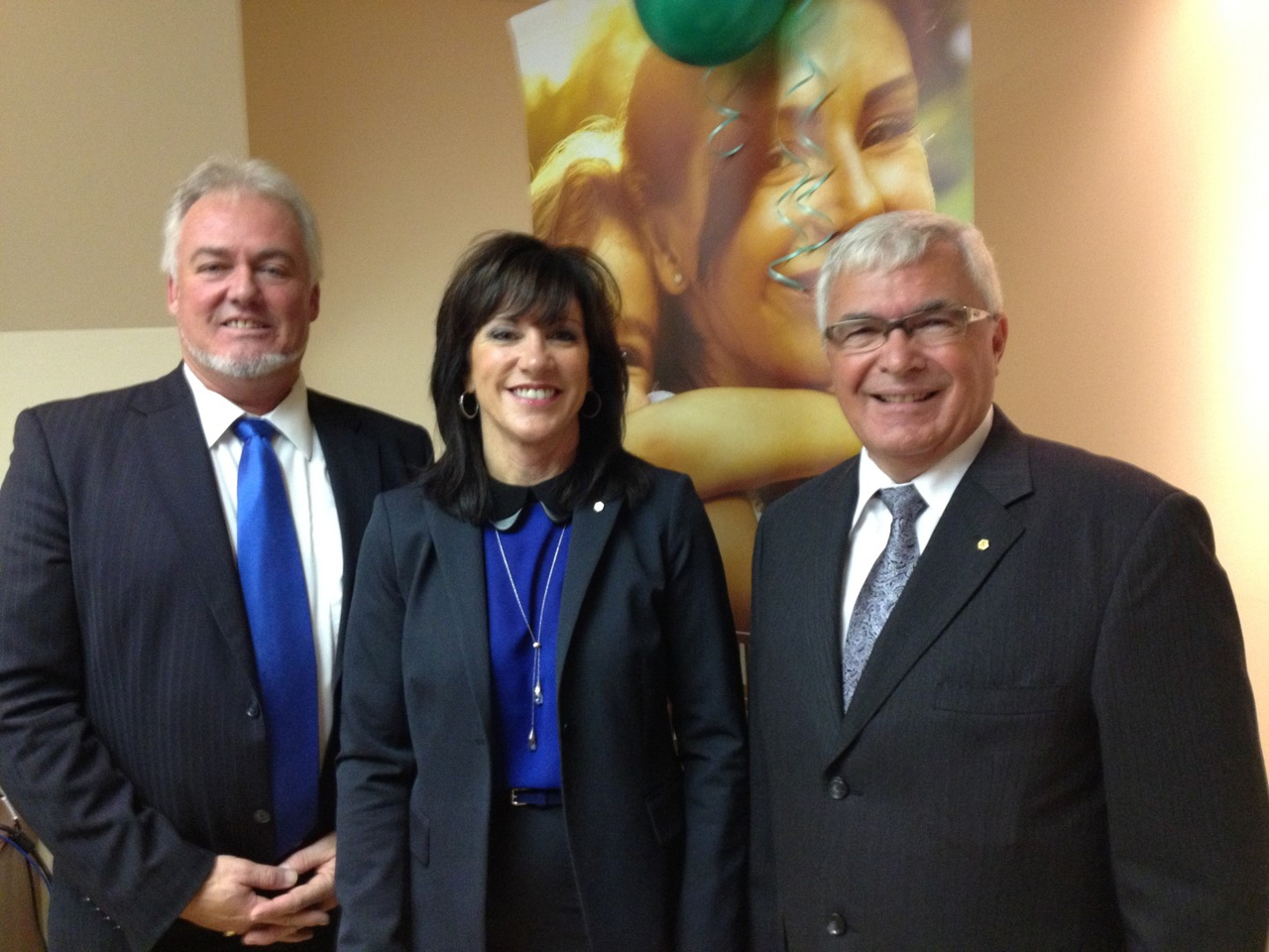 Le président de Développement Marieville Alain Ménard en compagnie de la directrice générale de la Caisse Desjardins Marieville-Rougemont Chantal St-Amant et du président de la Caisse Guy Desautels.