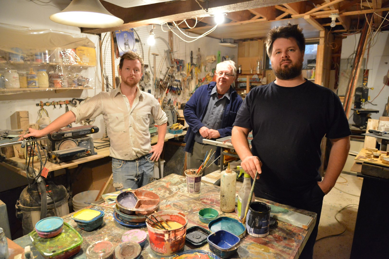 Vincent, André et David Lafrance dans le sous-sol de la maison familiale, à Saint-Mathias-sur-Richelieu, qui sert aussi d'atelier de création.