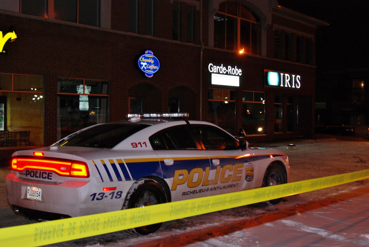 <!--[if gte mso 9]><xml> <o:OfficeDocumentSettings>  <o:AllowPNG/> </o:OfficeDocumentSettings></xml><![endif]-->Un cocktail Molotov a été lancé contre Le Garde-Robe, un magasin situé sur le boulevard De Périgny, à Chambly, dans la nuit de jeudi à vendredi.<!--[if gte mso 9]><xml> <w:WordDocument>  <w:View>Normal</w:View>  <w:Zoom>0</w:Zoom>  <w:TrackMoves/>  <w:TrackFormatting/>  <w:HyphenationZone>21</w:HyphenationZone>  <w:PunctuationKerning/>  <w:ValidateAgainstSchemas/>  <w:SaveIfXMLInvalid>false</w:SaveIfXMLInvalid>  <w:IgnoreMixedContent>false</w:IgnoreMixedContent>  <w:AlwaysShowPlaceholderText>false</w:AlwaysShowPlaceholderText>  <w:DoNotPromoteQF/>  <w:LidThemeOther>FR</w:LidThemeOther>  <w:LidThemeAsian>X-NONE</w:LidThemeAsian>  <w:LidThemeComplexScript>X-NONE</w:LidThemeComplexScript>  <w:Compatibility>   <w:BreakWrappedTables/>   <w:SnapToGridInCell/>   <w:WrapTextWithPunct/>   <w:UseAsianBreakRules/>   <w:DontGrowAutofit/>   <w:SplitPgBreakAndParaMark/>   <w:EnableOpenTypeKerning/>   <w:DontFlipMirrorIndents/>   <w:OverrideTableStyleHps/>  </w:Compatibility>  <m:mathPr>   <m:mathFont m:val="Cambria Math"/>   <m:brkBin m:val="before"/>   <m:brkBinSub m:val="--"/>   <m:smallFrac m:val="off"/>   <m:dispDef/>   <m:lMargin m:val="0"/>   <m:rMargin m:val="0"/>   <m:defJc m:val="centerGroup"/>   <m:wrapIndent m:val="1440"/>   <m:intLim m:val="subSup"/>   <m:naryLim m:val="undOvr"/>  </m:mathPr></w:WordDocument></xml><![endif]--><!--[if gte mso 9]><xml> <w:LatentStyles DefLockedState="false" DefUnhideWhenUsed="true"  DefSemiHidden="true" DefQFormat="false" DefPriority="99"  LatentStyleCount="267">  <w:LsdException Locked="false" Priority="0" SemiHidden="false"   UnhideWhenUsed="false" QFormat="true" Name="Normal"/>  <w:LsdException Locked="false" Priority="9" SemiHidden="false"   UnhideWhenUsed="false" QFormat="true" Name="heading 1"/>  <w:LsdException Locked="false" Priority="9" QFormat="true" Name="heading 2"/>  <w:LsdException Locked="false" Priority="9" QFormat="true" Name="heading 3"/>  <w:LsdException Locked="false" Priority="9" QFormat="true" Name="heading 4"/>  <w:LsdException Locked="false" Priority="9" QFormat="true" Name="heading 5"/>  <w:LsdException Locked="false" Priority="9" QFormat="true" Name="heading 6"/>  <w:LsdException Locked="false" Priority="9" QFormat="true" Name="heading 7"/>  <w:LsdException Locked="false" Priority="9" QFormat="true" Name="heading 8"/>  <w:LsdException Locked="false" Priority="9" QFormat="true" Name="heading 9"/>  <w:LsdException Locked="false" Priority="39" Name="toc 1"/>  <w:LsdException Locked="false" Priority="39" Name="toc 2"/>  <w:LsdException Locked="false" Priority="39" Name="toc 3"/>  <w:LsdException Locked="false" Priority="39" Name="toc 4"/>  <w:LsdException Locked="false" Priority="39" Name="toc 5"/>  <w:LsdException Locked="false" Priority="39" Name="toc 6"/>  <w:LsdException Locked="false" Priority="39" Name="toc 7"/>  <w:LsdException Locked="false" Priority="39" Name="toc 8"/>  <w:LsdException Locked="false" Priority="39" Name="toc 9"/>  <w:LsdException Locked="false" Priority="35" QFormat="true" Name="caption"/>  <w:LsdException Locked="false" Priority="10" SemiHidden="false"   UnhideWhenUsed="false" QFormat="true" Name="Title"/>  <w:LsdException Locked="false" Priority="1" Name="Default Paragraph Font"/>  <w:LsdException Locked="false" Priority="11" SemiHidden="false"   UnhideWhenUsed="false" QFormat="true" Name="Subtitle"/>  <w:LsdException Locked="false" Priority="22" SemiHidden="false"   UnhideWhenUsed="false" QFormat="true" Name="Strong"/>  <w:LsdException Locked="false" Priority="20" SemiHidden="false"   UnhideWhenUsed="false" QFormat="true" Name="Emphasis"/>  <w:LsdException Locked="false" Priority="59" SemiHidden="false"   UnhideWhenUsed="false" Name="Table Grid"/>  <w:LsdException Locked="false" UnhideWhenUsed="false" Name="Placeholder Text"/>  <w:LsdException Locked="false" Priority="1" SemiHidden="false"   UnhideWhenUsed="false" QFormat="true" Name="No Spacing"/>  <w:LsdException Locked="false" Priority="60" SemiHidden="false"   UnhideWhenUsed="false" Name="Light Shading"/>  <w:LsdException Locked="false" Priority="61" SemiHidden="false"   UnhideWhenUsed="false" Name="Light List"/>  <w:LsdException Locked="false" Priority="62" SemiHidden="false"   UnhideWhenUsed="false" Name="Light Grid"/>  <w:LsdException Locked="false" Priority="63" SemiHidden="false"   UnhideWhenUsed="false" Name="Medium Shading 1"/>  <w:LsdException Locked="false" Priority="64" SemiHidden="false"   UnhideWhenUsed="false" Name="Medium Shading 2"/>  <w:LsdException Locked="false" Priority="65" SemiHidden="false"   UnhideWhenUsed="false" Name="Medium List 1"/>  <w:LsdException Locked="false" Priority="66" SemiHidden="false"   UnhideWhenUsed="false" Name="Medium List 2"/>  <w:LsdException Locked="false" Priority="67" SemiHidden="false"   UnhideWhenUsed="false" Name="Medium Grid 1"/>  <w:LsdException Locked="false" Priority="68" SemiHidden="false"   UnhideWhenUsed="false" Name="Medium Grid 2"/>  <w:LsdException Locked="false" Priority="69" SemiHidden="false"   UnhideWhenUsed="false" Name="Medium Grid 3"/>  <w:LsdException Locked="false" Priority="70" SemiHidden="false"   UnhideWhenUsed="false" Name="Dark List"/>  <w:LsdException Locked="false" Priority="71" SemiHidden="false"   UnhideWhenUsed="false" Name="Colorful Shading"/>  <w:LsdException Locked="false" Priority="72" SemiHidden="false"   UnhideWhenUsed="false" Name="Colorful List"/>  <w:LsdException Locked="false" Priority="73" SemiHidden="false"   UnhideWhenUsed="false" Name="Colorful Grid"/>  <w:LsdException Locked="false" Priority="60" SemiHidden="false"   UnhideWhenUsed="false" Name="Light Shading Accent 1"/>  <w:LsdException Locked="false" Priority="61" SemiHidden="false"   UnhideWhenUsed="false" Name="Light List Accent 1"/>  <w:LsdException Locked="false" Priority="62" SemiHidden="false"   UnhideWhenUsed="false" Name="Light Grid Accent 1"/>  <w:LsdException Locked="false" Priority="63" SemiHidden="false"   UnhideWhenUsed="false" Name="Medium Shading 1 Accent 1"/>  <w:LsdException Locked="false" Priority="64" SemiHidden="false"   UnhideWhenUsed="false" Name="Medium Shading 2 Accent 1"/>  <w:LsdException Locked="false" Priority="65" SemiHidden="false"   UnhideWhenUsed="false" Name="Medium List 1 Accent 1"/>  <w:LsdException Locked="false" UnhideWhenUsed="false" Name="Revision"/>  <w:LsdException Locked="false" Priority="34" SemiHidden="false"   UnhideWhenUsed="false" QFormat="true" Name="List Paragraph"/>  <w:LsdException Locked="false" Priority="29" SemiHidden="false"   UnhideWhenUsed="false" QFormat="true" Name="Quote"/>  <w:LsdException Locked="false" Priority="30" SemiHidden="false"   UnhideWhenUsed="false" QFormat="true" Name="Intense Quote"/>  <w:LsdException Locked="false" Priority="66" SemiHidden="false"   UnhideWhenUsed="false" Name="Medium List 2 Accent 1"/>  <w:LsdException Locked="false" Priority="67" SemiHidden="false"   UnhideWhenUsed="false" Name="Medium Grid 1 Accent 1"/>  <w:LsdException Locked="false" Priority="68" SemiHidden="false"   UnhideWhenUsed="false" Name="Medium Grid 2 Accent 1"/>  <w:LsdException Locked="false" Priority="69" SemiHidden="false"   UnhideWhenUsed="false" Name="Medium Grid 3 Accent 1"/>  <w:LsdException Locked="false" Priority="70" SemiHidden="false"   UnhideWhenUsed="false" Name="Dark List Accent 1"/>  <w:LsdException Locked="false" Priority="71" SemiHidden="false"   UnhideWhenUsed="false" Name="Colorful Shading Accent 1"/>  <w:LsdException Locked="false" Priority="72" SemiHidden="false"   UnhideWhenUsed="false" Name="Colorful List Accent 1"/>  <w:LsdException Locked="false" Priority="73" SemiHidden="false"   UnhideWhenUsed="false" Name="Colorful Grid Accent 1"/>  <w:LsdException Locked="false" Priority="60" SemiHidden="false"   UnhideWhenUsed="false" Name="Light Shading Accent 2"/>  <w:LsdException Locked="false" Priority="61" SemiHidden="false"   UnhideWhenUsed="false" Name="Light List Accent 2"/>  <w:LsdException Locked="false" Priority="62" SemiHidden="false"   UnhideWhenUsed="false" Name="Light Grid Accent 2"/>  <w:LsdException Locked="false" Priority="63" SemiHidden="false"   UnhideWhenUsed="false" Name="Medium Shading 1 Accent 2"/>  <w:LsdException Locked="false" Priority="64" SemiHidden="false"   UnhideWhenUsed="false" Name="Medium Shading 2 Accent 2"/>  <w:LsdException Locked="false" Priority="65" SemiHidden="false"   UnhideWhenUsed="false" Name="Medium List 1 Accent 2"/>  <w:LsdException Locked="false" Priority="66" SemiHidden="false"   UnhideWhenUsed="false" Name="Medium List 2 Accent 2"/>  <w:LsdException Locked="false" Priority="67" SemiHidden="false"   UnhideWhenUsed="false" Name="Medium Grid 1 Accent 2"/>  <w:LsdException Locked="false" Priority="68" SemiHidden="false"   UnhideWhenUsed="false" Name="Medium Grid 2 Accent 2"/>  <w:LsdException Locked="false" Priority="69" SemiHidden="false"   UnhideWhenUsed="false" Name="Medium Grid 3 Accent 2"/>  <w:LsdException Locked="false" Priority="70" SemiHidden="false"   UnhideWhenUsed="false" Name="Dark List Accent 2"/>  <w:LsdException Locked="false" Priority="71" SemiHidden="false"   UnhideWhenUsed="false" Name="Colorful Shading Accent 2"/>  <w:LsdException Locked="false" Priority="72" SemiHidden="false"   UnhideWhenUsed="false" Name="Colorful List Accent 2"/>  <w:LsdException Locked="false" Priority="73" SemiHidden="false"   UnhideWhenUsed="false" Name="Colorful Grid Accent 2"/>  <w:LsdException Locked="false" Priority="60" SemiHidden="false"   UnhideWhenUsed="false" Name="Light Shading Accent 3"/>  <w:LsdException Locked="false" Priority="61" SemiHidden="false"   UnhideWhenUsed="false" Name="Light List Accent 3"/>  <w:LsdException Locked="false" Priority="62" SemiHidden="false"   UnhideWhenUsed="false" Name="Light Grid Accent 3"/>  <w:LsdException Locked="false" Priority="63" SemiHidden="false"   UnhideWhenUsed="false" Name="Medium Shading 1 Accent 3"/>  <w:LsdException Locked="false" Priority="64" SemiHidden="false"   UnhideWhenUsed="false" Name="Medium Shading 2 Accent 3"/>  <w:LsdException Locked="false" Priority="65" SemiHidden="false"   UnhideWhenUsed="false" Name="Medium List 1 Accent 3"/>  <w:LsdException Locked="false" Priority="66" SemiHidden="false"   UnhideWhenUsed="false" Name="Medium List 2 Accent 3"/>  <w:LsdException Locked="false" Priority="67" SemiHidden="false"   UnhideWhenUsed="false" Name="Medium Grid 1 Accent 3"/>  <w:LsdException Locked="false" Priority="68" SemiHidden="false"   UnhideWhenUsed="false" Name="Medium Grid 2 Accent 3"/>  <w:LsdException Locked="false" Priority="69" SemiHidden="false"   UnhideWhenUsed="false" Name="Medium Grid 3 Accent 3"/>  <w:LsdException Locked="false" Priority="70" SemiHidden="false"   UnhideWhenUsed="false" Name="Dark List Accent 3"/>  <w:LsdException Locked="false" Priority="71" SemiHidden="false"   UnhideWhenUsed="false" Name="Colorful Shading Accent 3"/>  <w:LsdException Locked="false" Priority="72" SemiHidden="false"   UnhideWhenUsed="false" Name="Colorful List Accent 3"/>  <w:LsdException Locked="false" Priority="73" SemiHidden="false"   UnhideWhenUsed="false" Name="Colorful Grid Accent 3"/>  <w:LsdException Locked="false" Priority="60" SemiHidden="false"   UnhideWhenUsed="false" Name="Light Shading Accent 4"/>  <w:LsdException Locked="false" Priority="61" SemiHidden="false"   UnhideWhenUsed="false" Name="Light List Accent 4"/>  <w:LsdException Locked="false" Priority="62" SemiHidden="false"   UnhideWhenUsed="false" Name="Light Grid Accent 4"/>  <w:LsdException Locked="false" Priority="63" SemiHidden="false"   UnhideWhenUsed="false" Name="Medium Shading 1 Accent 4"/>  <w:LsdException Locked="false" Priority="64" SemiHidden="false"   UnhideWhenUsed="false" Name="Medium Shading 2 Accent 4"/>  <w:LsdException Locked="false" Priority="65" SemiHidden="false"   UnhideWhenUsed="false" Name="Medium List 1 Accent 4"/>  <w:LsdException Locked="false" Priority="66" SemiHidden="false"   UnhideWhenUsed="false" Name="Medium List 2 Accent 4"/>  <w:LsdException Locked="false" Priority="67" SemiHidden="false"   UnhideWhenUsed="false" Name="Medium Grid 1 Accent 4"/>  <w:LsdException Locked="false" Priority="68" SemiHidden="false"   UnhideWhenUsed="false" Name="Medium Grid 2 Accent 4"/>  <w:LsdException Locked="false" Priority="69" SemiHidden="false"   UnhideWhenUsed="false" Name="Medium Grid 3 Accent 4"/>  <w:LsdException Locked="false" Priority="70" SemiHidden="false"   UnhideWhenUsed="false" Name="Dark List Accent 4"/>  <w:LsdException Locked="false" Priority="71" SemiHidden="false"   UnhideWhenUsed="false" Name="Colorful Shading Accent 4"/>  <w:LsdException Locked="false" Priority="72" SemiHidden="false"   UnhideWhenUsed="false" Name="Colorful List Accent 4"/>  <w:LsdException Locked="false" Priority="73" SemiHidden="false"   UnhideWhenUsed="false" Name="Colorful Grid Accent 4"/>  <w:LsdException Locked="false" Priority="60" SemiHidden="false"   UnhideWhenUsed="false" Name="Light Shading Accent 5"/>  <w:LsdException Locked="false" Priority="61" SemiHidden="false"   UnhideWhenUsed="false" Name="Light List Accent 5"/>  <w:LsdException Locked="false" Priority="62" SemiHidden="false"   UnhideWhenUsed="false" Name="Light Grid Accent 5"/>  <w:LsdException Locked="false" Priority="63" SemiHidden="false"   UnhideWhenUsed="false" Name="Medium Shading 1 Accent 5"/>  <w:LsdException Locked="false" Priority="64" SemiHidden="false"   UnhideWhenUsed="false" Name="Medium Shading 2 Accent 5"/>  <w:LsdException Locked="false" Priority="65" SemiHidden="false"   UnhideWhenUsed="false" Name="Medium List 1 Accent 5"/>  <w:LsdException Locked="false" Priority="66" SemiHidden="false"   UnhideWhenUsed="false" Name="Medium List 2 Accent 5"/>  <w:LsdException Locked="false" Priority="67" SemiHidden="false"   UnhideWhenUsed="false" Name="Medium Grid 1 Accent 5"/>  <w:LsdException Locked="false" Priority="68" SemiHidden="false"   UnhideWhenUsed="false" Name="Medium Grid 2 Accent 5"/>  <w:LsdException Locked="false" Priority="69" SemiHidden="false"   UnhideWhenUsed="false" Name="Medium Grid 3 Accent 5"/>  <w:LsdException Locked="false" Priority="70" SemiHidden="false"   UnhideWhenUsed="false" Name="Dark List Accent 5"/>  <w:LsdException Locked="false" Priority="71" SemiHidden="false"   UnhideWhenUsed="false" Name="Colorful Shading Accent 5"/>  <w:LsdException Locked="false" Priority="72" SemiHidden="false"   UnhideWhenUsed="false" Name="Colorful List Accent 5"/>  <w:LsdException Locked="false" Priority="73" SemiHidden="false"   UnhideWhenUsed="false" Name="Colorful Grid Accent 5"/>  <w:LsdException Locked="false" Priority="60" SemiHidden="false"   UnhideWhenUsed="false" Name="Light Shading Accent 6"/>  <w:LsdException Locked="false" Priority="61" SemiHidden="false"   UnhideWhenUsed="false" Name="Light List Accent 6"/>  <w:LsdException Locked="false" Priority="62" SemiHidden="false"   UnhideWhenUsed="false" Name="Light Grid Accent 6"/>  <w:LsdException Locked="false" Priority="63" SemiHidden="false"   UnhideWhenUsed="false" Name="Medium Shading 1 Accent 6"/>  <w:LsdException Locked="false" Priority="64" SemiHidden="false"   UnhideWhenUsed="false" Name="Medium Shading 2 Accent 6"/>  <w:LsdException Locked="false" Priority="65" SemiHidden="false"   UnhideWhenUsed="false" Name="Medium List 1 Accent 6"/>  <w:LsdException Locked="false" Priority="66" SemiHidden="false"   UnhideWhenUsed="false" Name="Medium List 2 Accent 6"/>  <w:LsdException Locked="false" Priority="67" SemiHidden="false"   UnhideWhenUsed="false" Name="Medium Grid 1 Accent 6"/>  <w:LsdException Locked="false" Priority="68" SemiHidden="false"   UnhideWhenUsed="false" Name="Medium Grid 2 Accent 6"/>  <w:LsdException Locked="false" Priority="69" SemiHidden="false"   UnhideWhenUsed="false" Name="Medium Grid 3 Accent 6"/>  <w:LsdException Locked="false" Priority="70" SemiHidden="false"   UnhideWhenUsed="false" Name="Dark List Accent 6"/>  <w:LsdException Locked="false" Priority="71" SemiHidden="false"   UnhideWhenUsed="false" Name="Colorful Shading Accent 6"/>  <w:LsdException Locked="false" Priority="72" SemiHidden="false"   UnhideWhenUsed="false" Name="Colorful List Accent 6"/>  <w:LsdException Locked="false" Priority="73" SemiHidden="false"   UnhideWhenUsed="false" Name="Colorful Grid Accent 6"/>  <w:LsdException Locked="false" Priority="19" SemiHidden="false"   UnhideWhenUsed="false" QFormat="true" Name="Subtle Emphasis"/>  <w:LsdException Locked="false" Priority="21" SemiHidden="false"   UnhideWhenUsed="false" QFormat="true" Name="Intense Emphasis"/>  <w:LsdException Locked="false" Priority="31" SemiHidden="false"   UnhideWhenUsed="false" QFormat="true" Name="Subtle Reference"/>  <w:LsdException Locked="false" Priority="32" SemiHidden="false"   UnhideWhenUsed="false" QFormat="true" Name="Intense Reference"/>  <w:LsdException Locked="false" Priority="33" SemiHidden="false"   UnhideWhenUsed="false" QFormat="true" Name="Book Title"/>  <w:LsdException Locked="false" Priority="37" Name="Bibliography"/>  <w:LsdException Locked="false" Priority="39" QFormat="true" Name="TOC Heading"/> </w:LatentStyles></xml><![endif]--><!--[if gte mso 10]><style> /* Style Definitions */ table.MsoNormalTable	{mso-style-name:"Tableau Normal";	mso-tstyle-rowband-size:0;	mso-tstyle-colband-size:0;	mso-style-noshow:yes;	mso-style-priority:99;	mso-style-parent:"";	mso-padding-alt:0cm 5.4pt 0cm 5.4pt;	mso-para-margin-top:0cm;	mso-para-margin-right:0cm;	mso-para-margin-bottom:10.0pt;	mso-para-margin-left:0cm;	line-height:115%;	mso-pagination:widow-orphan;	font-size:11.0pt;	font-family:"Calibri","sans-serif";	mso-ascii-font-family:Calibri;	mso-ascii-theme-font:minor-latin;	mso-hansi-font-family:Calibri;	mso-hansi-theme-font:minor-latin;	mso-bidi-font-family:"Times New Roman";	mso-bidi-theme-font:minor-bidi;	mso-fareast-language:EN-US;}</style><![endif]-->