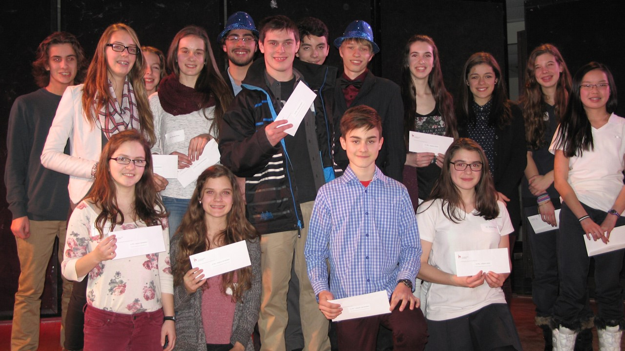 Tous ceux et celles qui ont remporté un prix lors de l'Expo-sciences 2015 de la Commission scolaire des Patriotes figurent sur la photo.