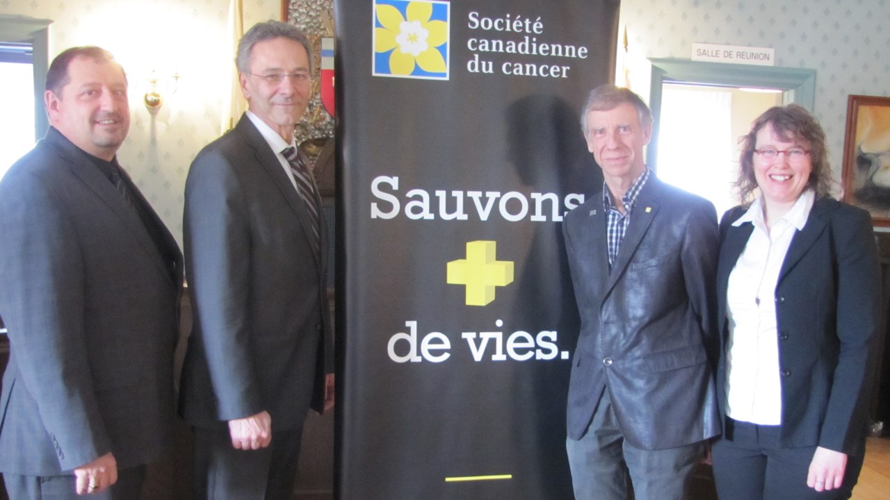 De gauche à droite, le Directeur général de la Caisse populaire Desjardins de la Caisse populaire Desjardins de Chambly, Sylvain Juneau, le maire de Chambly, Denis Lavoie, le président du comité organisateur du Relais pour la vie de Chambly, Alain Boudreau et l'agente de développement de la Société canadienne du cancer, Lysanne Lecours.