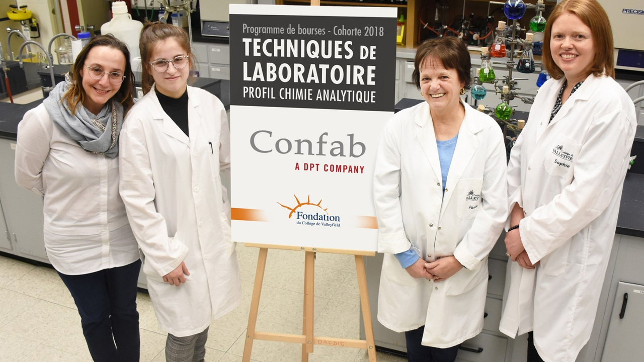 Mireille Théorêt, directrice de la Fondation du Collège de Valleyfield ; Kaite Vinet, étudiante boursière ; Josée Plamondon, enseignante en Techniques de laboratoire, profil chimie analytique; Sophie Tessier, coordonnatrice et enseignante en Techniques de laboratoire, profil chimie analytique.