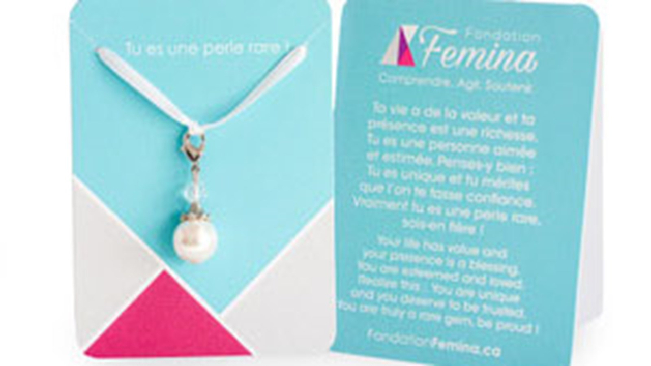 Les femmes qui fréquentent l'une des 15 maisons d'hébergement ciblées par ce projet reçoivent cette perle.