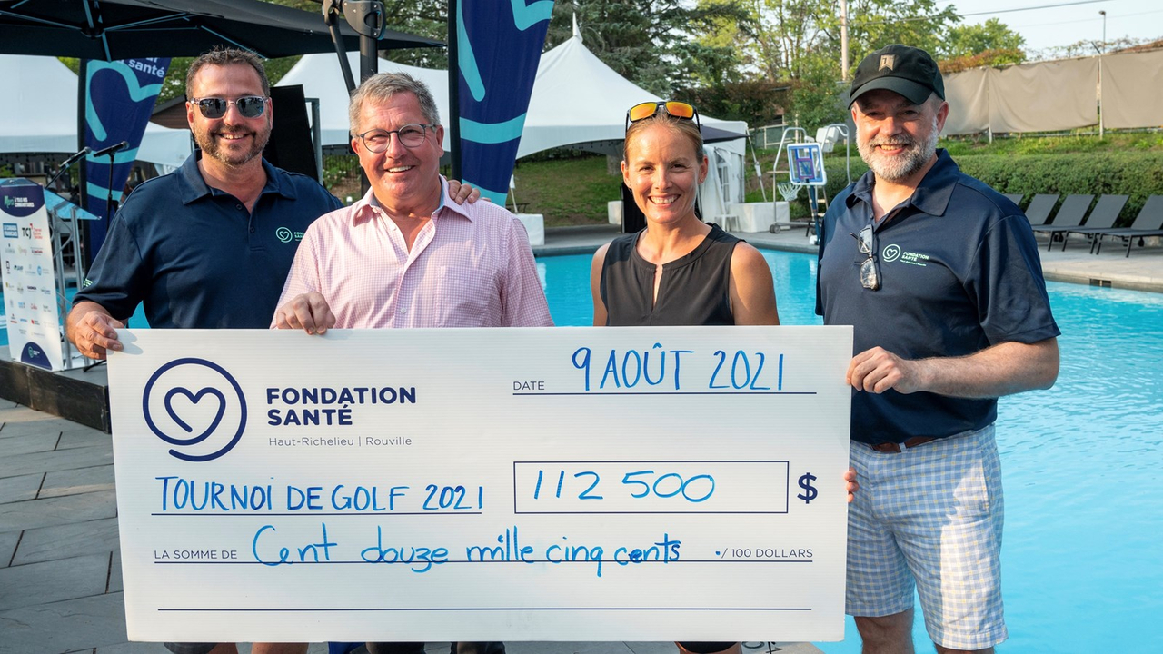 Luc St-Cyr - Co-président d'honneur du tournoi, Réjean Roy - Co-président d'honneur du tournoi, Julie Coupal - Directrice générale Fondation Santé et Douglas Clarke - associé chez Therrien Couture Joli-Cœur avocats et président du Conseil d'administration de la Fondation Santé.