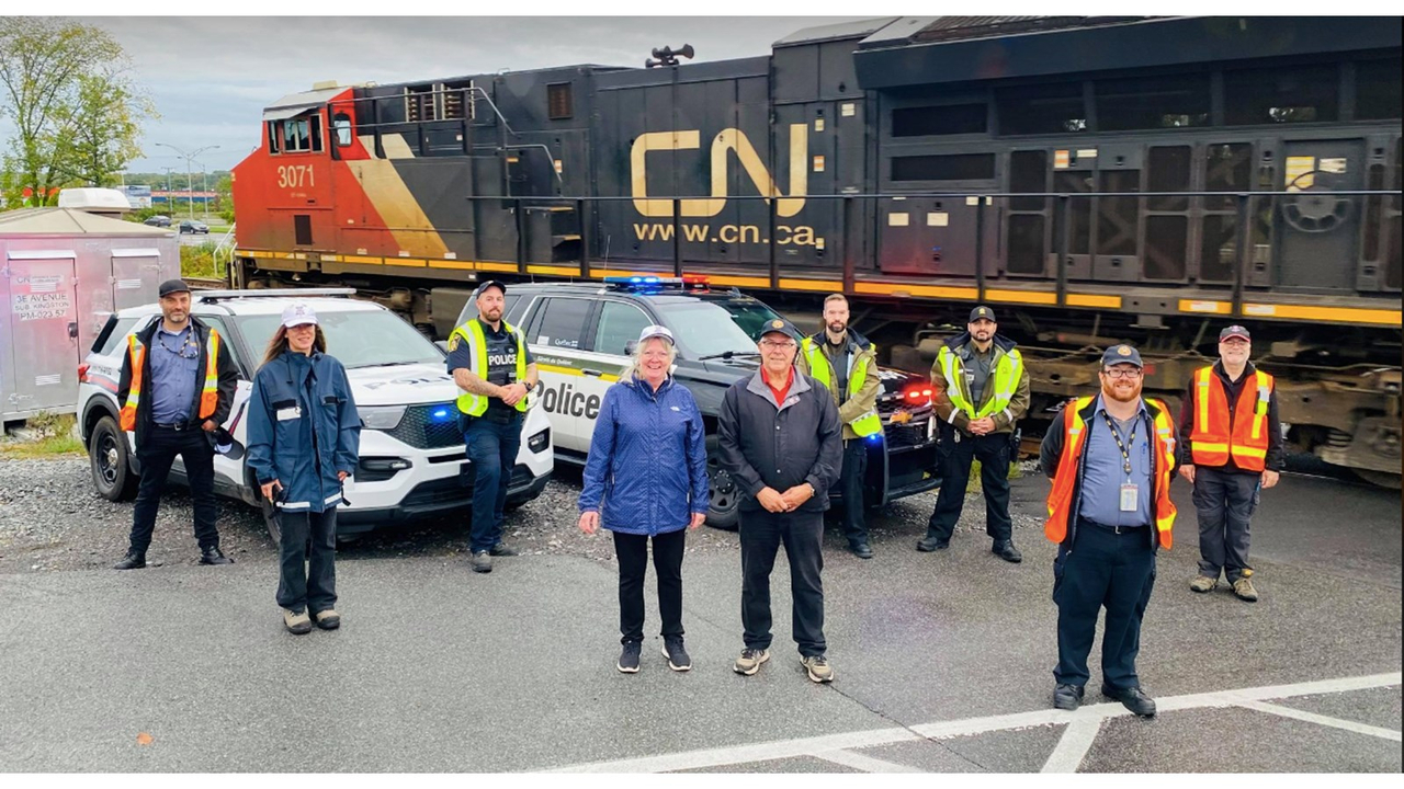 Sur la photo, on retrouve le constable Trevor Smith de la police du Canadien Pacifique et au centre le conseiller municipal sortant Jean-Brazeau et sa conjointe la candidate Cheryl Brazeau de Terrasse-Vaudreuil 


