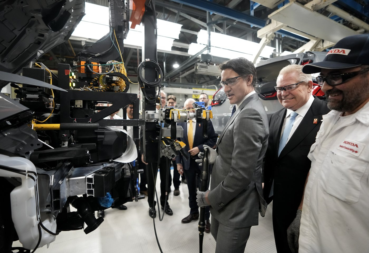 Ottawa impose des tarifs douaniers sur les véhicules électriques produits en Chine