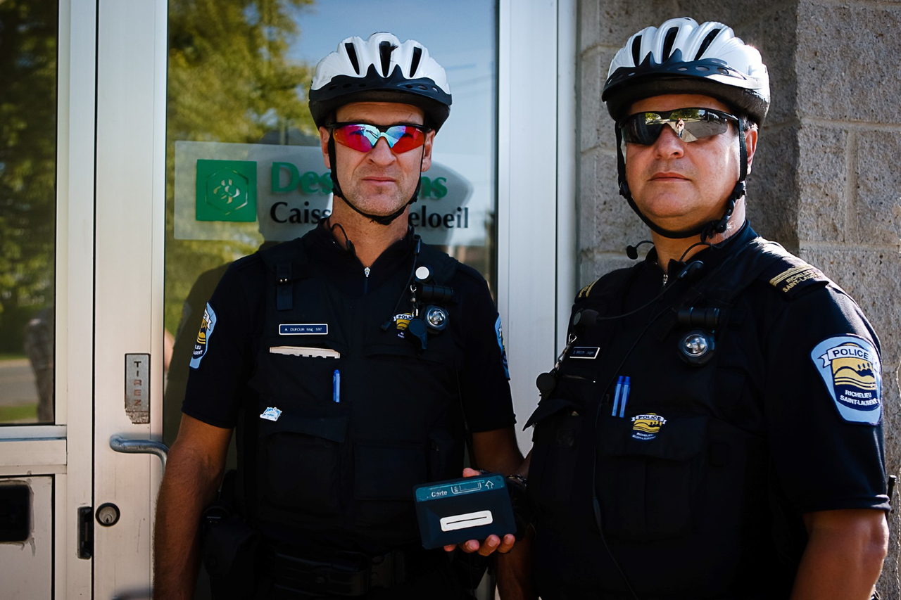 Deux agents à vélo ont porté assistance à la cliente de la caisse qui avait judicieusement choisi de les interpeller pour leur montrer le dispositif frauduleux. (Photo : Patrick Maher)
