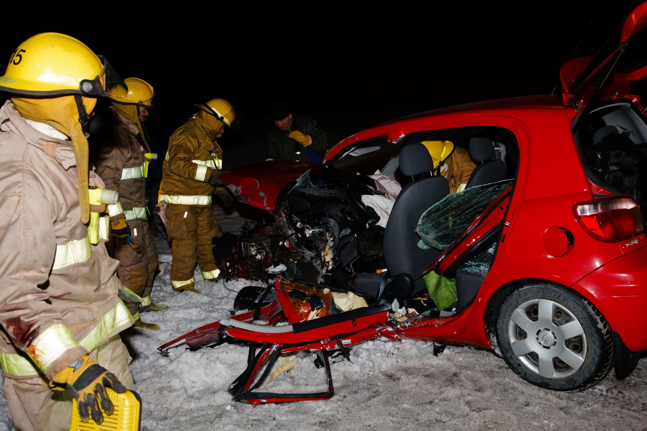 L'impact a été si violent que les pompiers ont dû intervenir au moyen de pince de désincarcération afin d’extirper la conductrice, qui était coincée à l'intérieur de sa voiture.