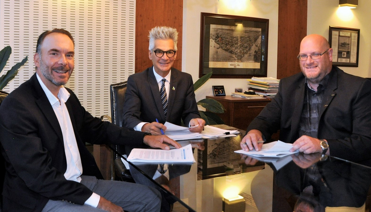 De gauche à droite: les maires de Saint-Roch-de-Richelieu Alain Chapdelaine, de Sorel-Tracy Serge Péloquin et de Saint-Ours, Sylvain Dupuis, lors de la signature de la convention.