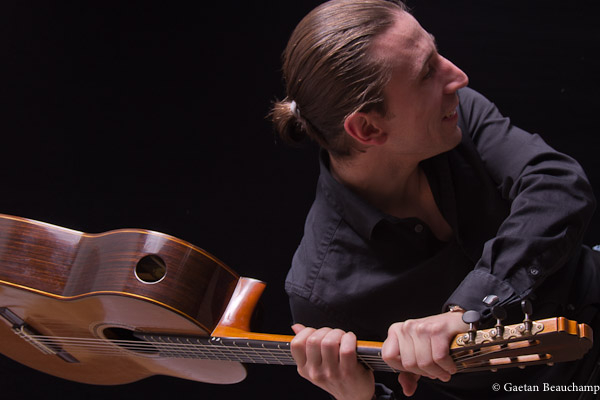 C’est en 2007, lorsque son groupe a remporté le Félix de l’album instrumental de l’année, que la carrière du jeune guitariste de Saint-Aimé a littéralement décollée. (Photo : Gracieuseté de Gaétan Beauchamp / www.alexandreethier.com)