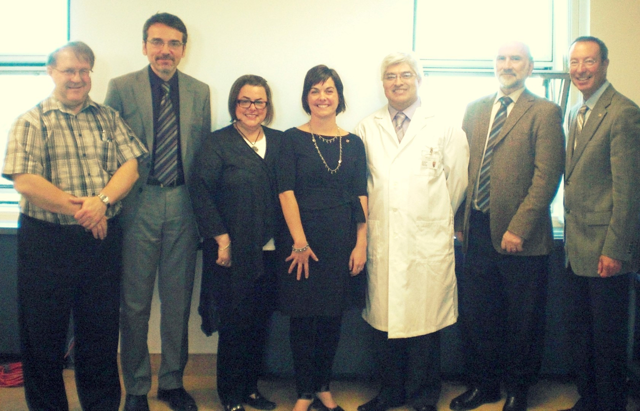Dr Gérald Désaulniers (directeur des affaires médicales et hospitalières du CSSS Pierre-de-Saurel), Dr Oleg Soroko (chef du département de gynécologie obstétrique), Odette Fleury (directrice générale de La Fondation Hôtel-Dieu de Sorel), Annie Bouchard (présidente de La Fondation Hôtel-Dieu de Sorel), Dr Néstor Castro (département de gynécologie obstétrique), Dr Yvon Mallette (département de gynécologie obstétrique) et Benoît Marchessault (directeur général du Centre de santé et de services sociaux de Sorel-Tracy). (Photo : Marilyne Champagne)