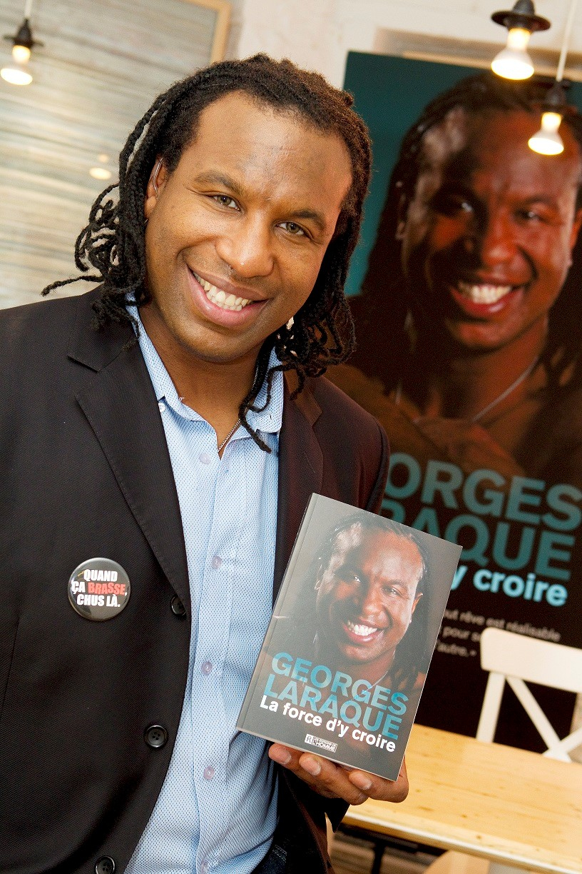 Georges Laraque posant ici avec son livre. (Photo : Gracieuseté)