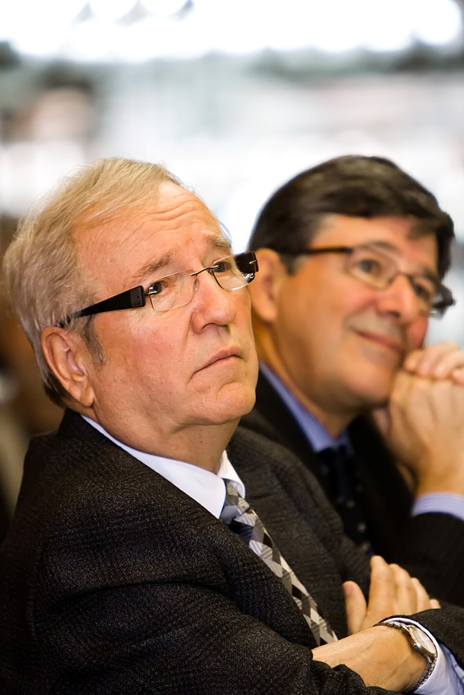 :Louis Plamondon, photographié ici en compagnie de Sylvain Simard lors du récent passage de Pauline Marois et Gilles Duceppe à Sorel-Tracy, remet en cause la pertinence du projet de loi déposé par le gouvernement Harper. (Photo : Pascal Cournoyer)