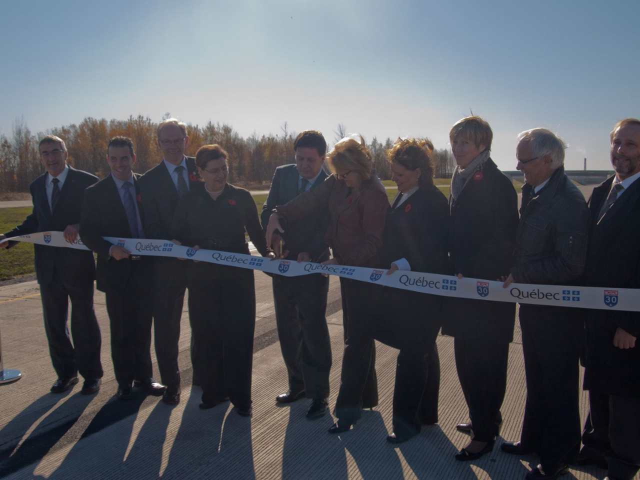 Le ministre des Transports et député de Châteauguay, Pierre Moreau, pose en compagnie de plusieurs maires et mairesses du Roussillon lors de l'inauguration du tronçon Jean-Leman de l'autoroute 30. (Photo: Patrick Duchesneau)