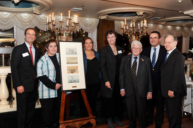 La Fondation de la tolérance honorait Maxime Collard dernièrement pour ses actions. De gauche à droite: Marc Gold, Président; Maxime Collard, lauréat; Isabelle Marchand, lauréate; Anne Lagaçé Dowson, PDG; Paul Gérin-Lajoie; Jean Lapierre, animateur de la soirée; Raymond Bachand, Ministre des Finances et ancien co-président de La Fondation.