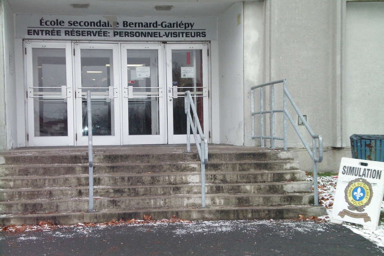 Avec les divers incidents impliquant des personnes armées ou des tireurs actifs qui se sont produits au cours des dernières années dans des établissements scolaires, une pratique de confinement barricadé a eu lieu à l’école secondaire Bernard-Gariépy.