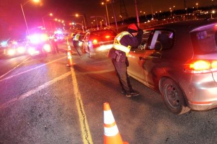 Plus de 10 000 conducteurs ont été interpellés et 14 conducteurs ont été arrêtés pour avoir conduit un véhicule alors que leur capacité de conduite était affaiblie par l’alcool.