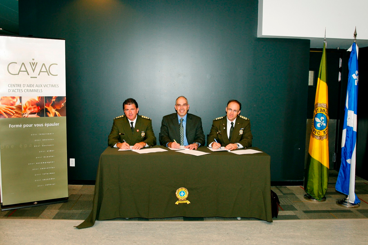 François Roux, directeur aux Services des enquêtes criminelles à gauche, Gabriel Larivière, directeur du CAVAC et Jocelyn Latulippe, commandant du district de la Montérégie.