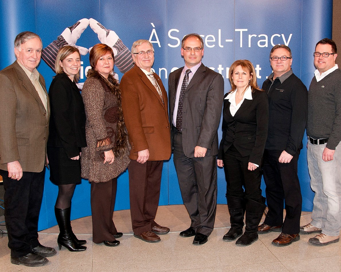 Bertrand Péloquin des Caisses Desjardins (Pierre-De Saurel et Riviera), Josée Plamondon du CLD de Pierre-De Saurel (Comité de Fierté régionale), Dominique Ouellet, conseillère municipale, Réjean Dauplaise, maire de la Ville de Sorel-Tracy, Laurent Cournoyer de Page Cournoyer, Luce Bertrand de Planimage, Alain Cantara de RONA Bibeau et Marco Boulet des Portes du Manoir.
