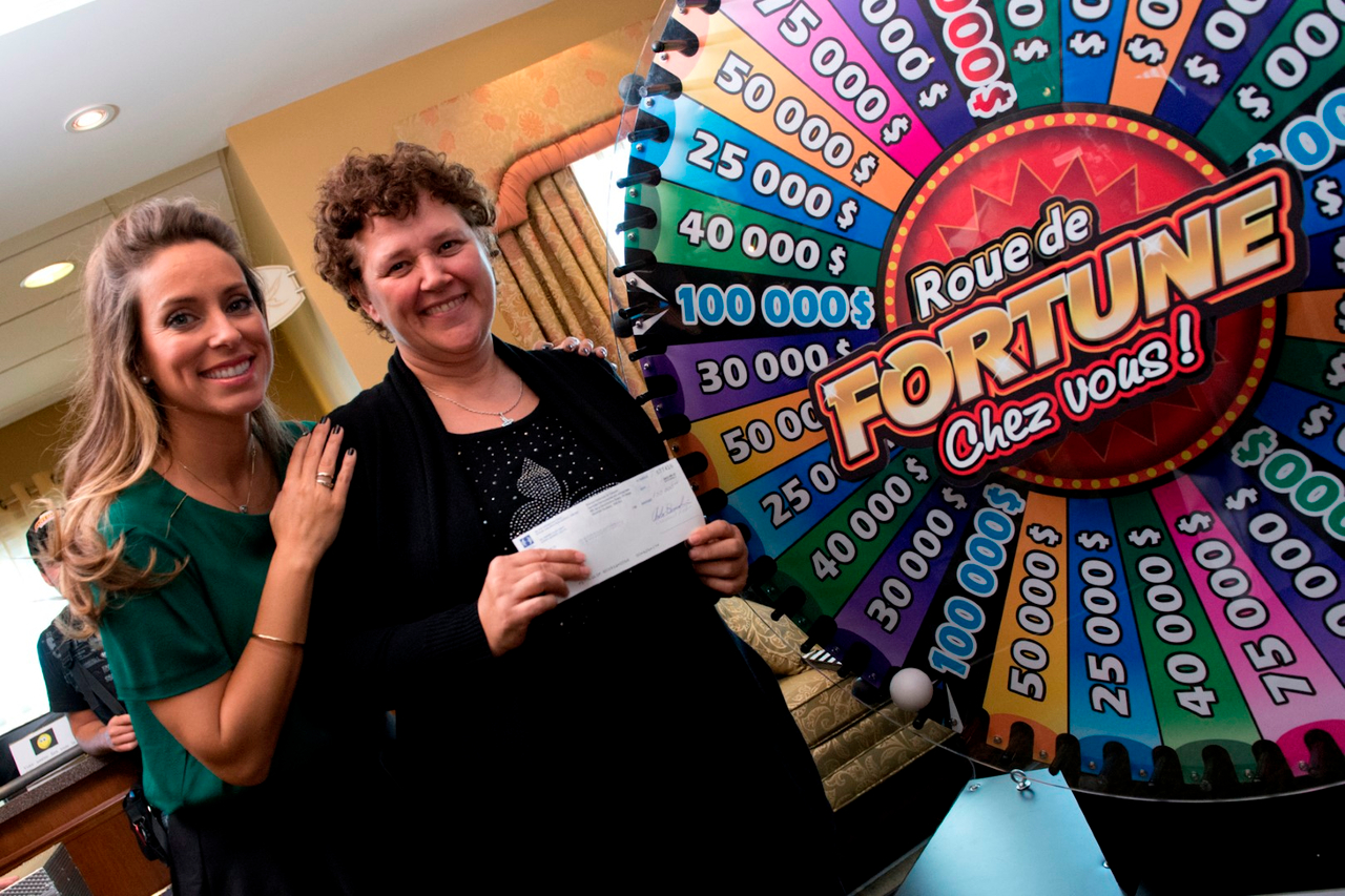 L'heureuse gagnante Michelle Gazaille, à droite, en compagnie de l'animatrice de Roue de fortune chez vous, Anick Dumontet.