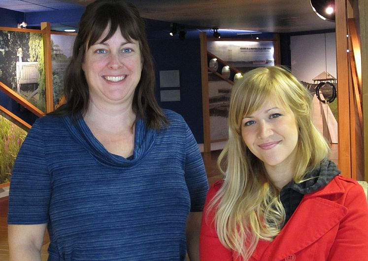 Lucie Veillette, agente de communication et de développement, en compagnie de Maggie Duchesne, animatrice au Biophare.