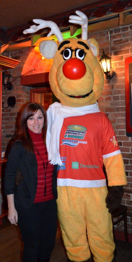La présidente de l'Opération Nez rouge Sorel-Tracy et directrice de la Fondation du Cégep de Sorel-Tracy, Myriam Arpin, en compagnie de la mascotte de la campagne.