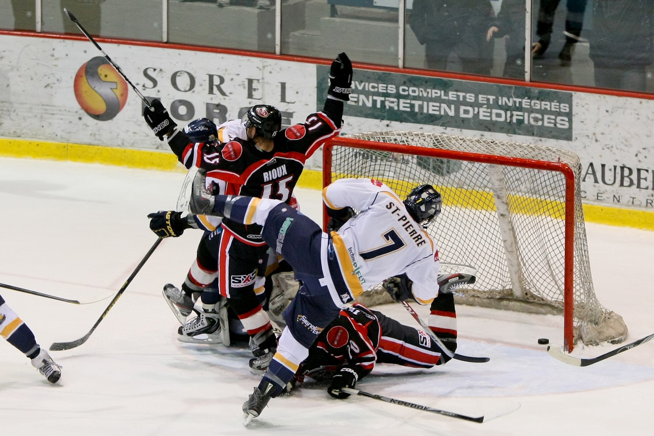 Sébastien Rioux a donné la victoire au HC Carvena en prolongation, contre Thetford Mines au colisée Cardin.