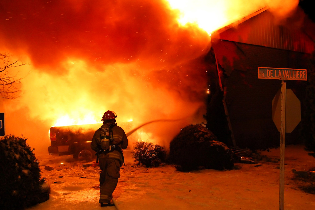 À l’arrivée des pompiers, le véhicule ainsi que la résidence étaient entièrement en flamme.