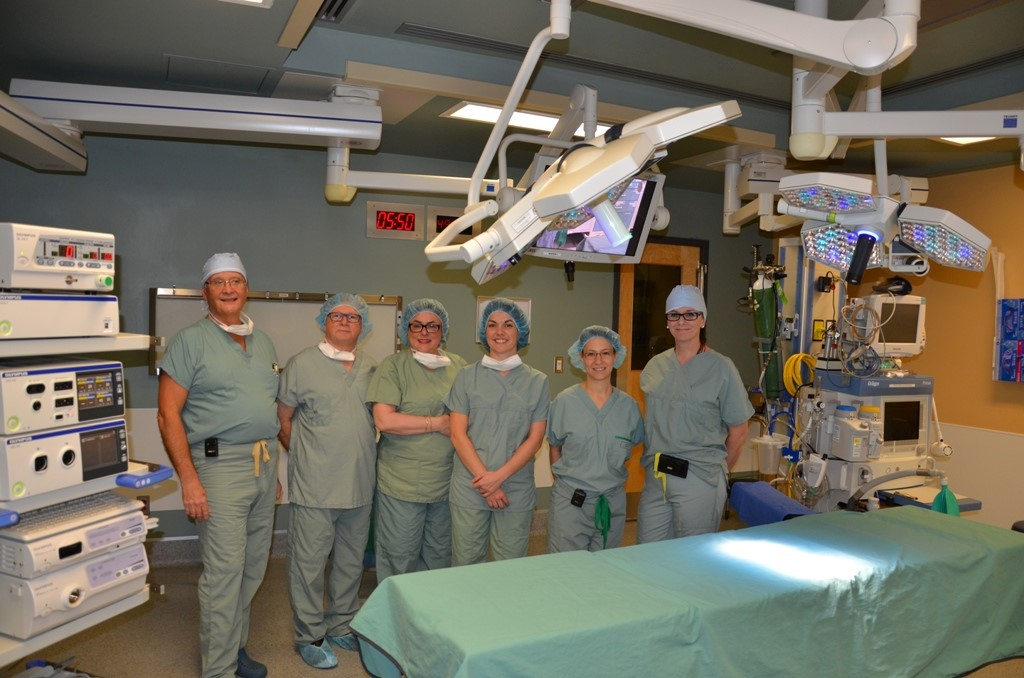 Dr André Comtois, chef du département de chirurgie, Jacques Bordeleau, vice-président du conseil d'administration du CSSS Pierre-De Saurel, Odette Fleury, directrice générale de la Fondation Hôtel-Dieu de Sorel, Annie Bouchard, présidente de la Fondation, Dre Julie Bélanger, chirurgienne, et Martine Bouchard, directrice générale du CSSS Pierre-De Saurel.