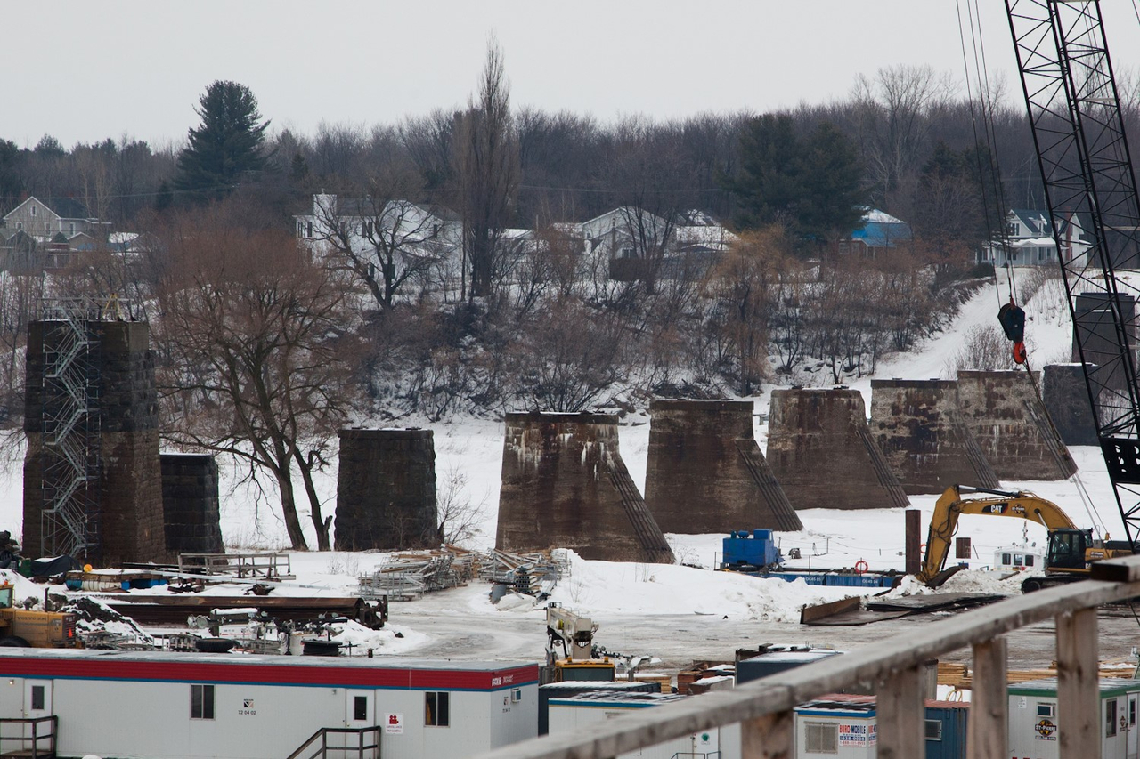 Trois piliers de l’ancien pont ferroviaire seront démolies dans le cadre du projet de reconstruction du pont David-Lapperière.
