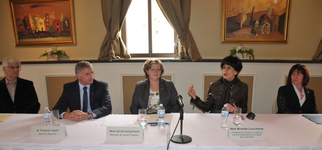 Michel Portmann, président de la Fédération québécoise d’athlétisme, François Cantin, maire de Blainville, Sylvie Surprenant, mairesse de Sainte-Thérèse, Michelle Courchesne, ministre responsable de la région des Laurentides et Paule Fortier, présidente de la Commission scolaire de la Seigneurie des Milles-Îles (CSSMI), lors de l’annonce tant attendue.