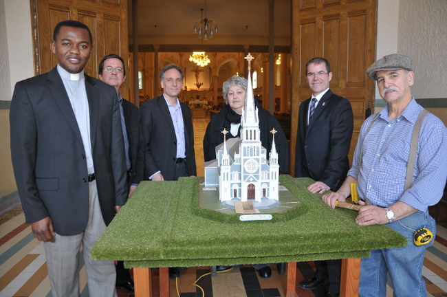Victor David Mbuyi Bipungu, prêtre modérateur à l’église Sainte-Thérèse d’Avila, André Lavoie, architecte, Jocelyn Goulx, du Conseil religieux du Québec, Michelle Grignon, coordonnatrice de l’église, Luc Daigle d’IGA Daigle, le président de la levée de fonds et Réjean Nadeau, marguillier à la paroisse, espèrent que la population sera généreuse.

