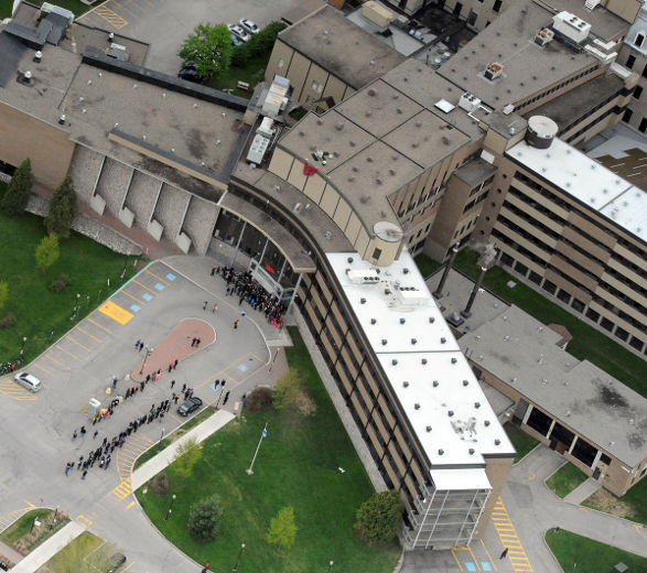 Alors que les cours devaient reprendre au Collège Lionel-Groulx, quelques dizaines de manifestants ont bloqué les entrées de l'établissement de Sainte-Thérèse, dans les Basses-Laurentides, forçant ainsi l'annulation des activités scolaires, le vendredi 11 mai 2012. 