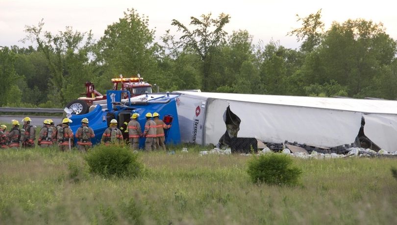 Un semi-remorque transportant des centaines de bombonnes de propane s'est renvers� sur l'Autoroute 13, dans la bretelle d'acc�s menant � l'Autoroute 640, � la hauteur de Boisbriand, dans le Laurentides, le lundi 4 juin 2012.
MARTIN ALARIE/L'�CHO DE LAVAL/AGENCE QMI