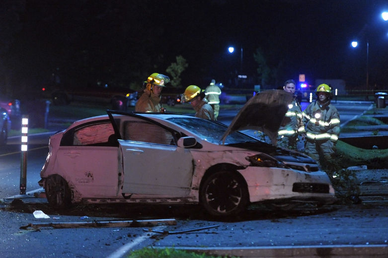 Deux individus ont été blessés dans un accident à Rosemère, sur le boulevard Roland-Durand, le vendredi 6 juillet 2012.|PHOTO ERIK PETERS/AGENCE QMI