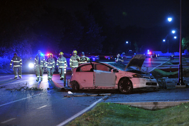 Deux individus ont été blessés dans un accident à Rosemère, sur le boulevard Roland-Durand, le vendredi 6 juillet 2012.|PHOTO ERIK PETERS/AGENCE QMI