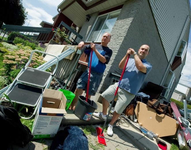 Plusieurs foyers ont été inondés en lien avec les orages violents qui ont balayé la couronne Nord de Montréal, le samedi 12 août 2012. Des logements de la rue René-A-Robert à Sainte-Thérèse ont été inondés. Photo datée du dimanche 12 août 2012. Sur la photo, Rémi Faucher et Angelo Mandato.
MARTIN ALARIE/AGENCE QMI