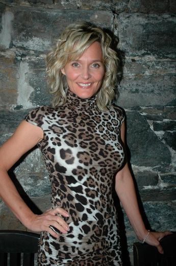 C’est d’abord par le biais de la publicité que Marie-Josée Taillefer, très jeune, accède au milieu des médias.