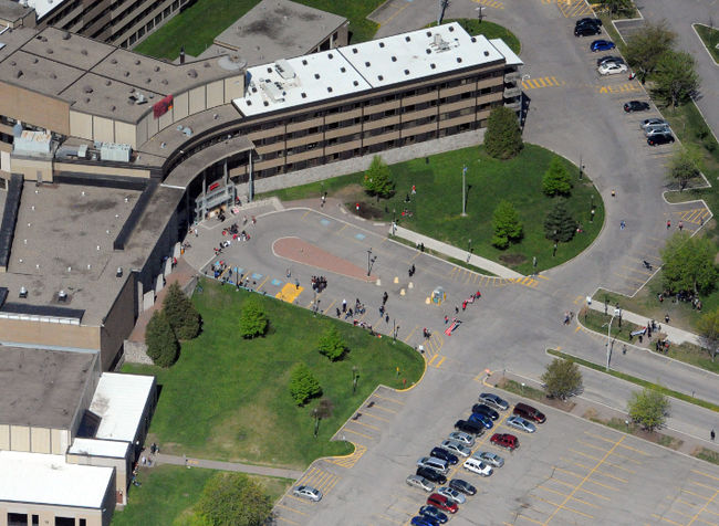 Des policiers de la gendarmerie royale du Canada sont débarqués à l'association étudiante du Collège Lionel-Groulx.