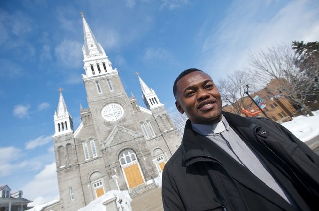 Victor David Mbuyi B, prêtre de la paroisse Sainte-Thérèse d’Avila.