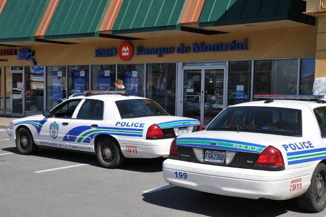 Trois individus et un complice ont commis un vol à la Banque de Montréal à Boisbriand. 