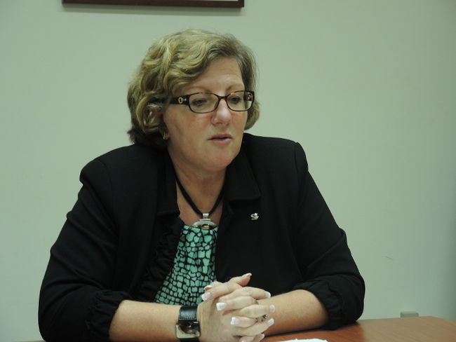 La mairesse de Sainte-Thérèse Sylvie Surprenant nie en bloc les allégations de Roger Desbois. Jean-Guy Chartrand et Louis Desjardins n’auraient jamais remis d’argent comptant au parti de Mme Surprenant.